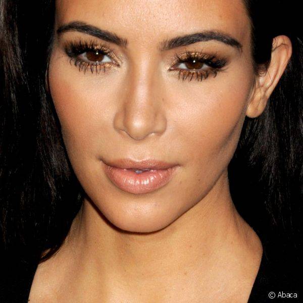 Kim Kardashian participou do NBCUniversal Cable Entertainment Upfronts com uma make deslumbrante: sombra bronze nas pálpebras e abaixo da linha d'água e cílios postiços